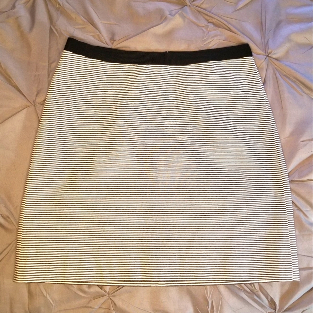Ann Taylor LOFT Size 2 Black & Cream Seersucker Miniskirt